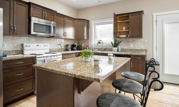 Saskatoon Apartment | SPACIOUS 3BR 2STOREY SUITE CNTRLY LCTD IN THE CITY