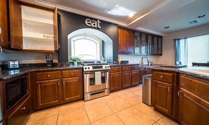 Enterprise House | Spacious 4 Bedroom House with Hot Tub by LV Strip