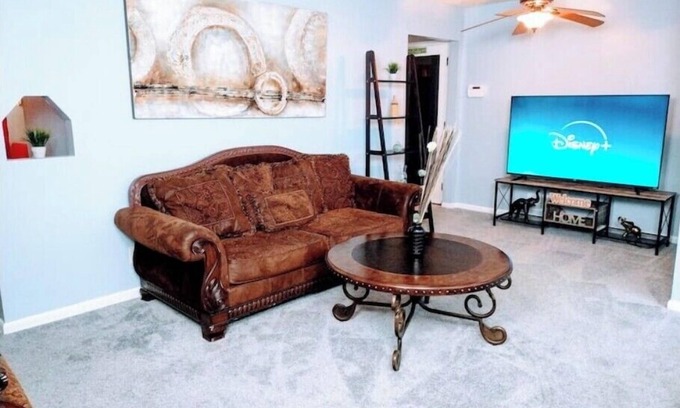 Kansas City House | "Spacious 4-Bedroom Oasis, sleeps 11—Perfect VRBO Getaway Awaits! Book Today!"