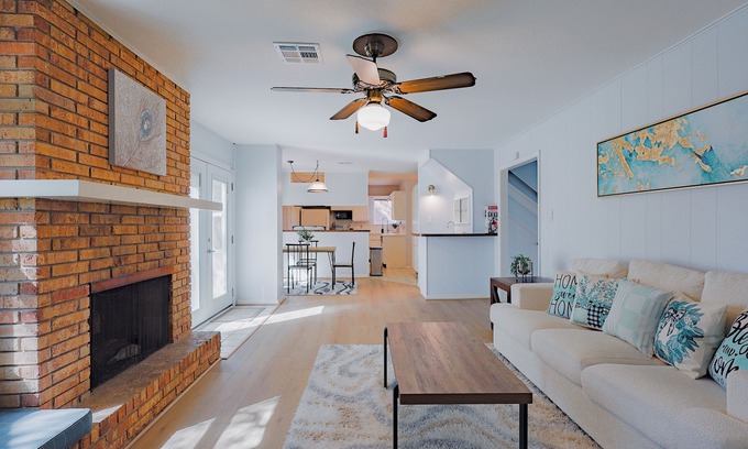 Spring Branch West House | Spacious 5BR Home - Near Energy Corridor - Sleeps 14 - Pet friendly