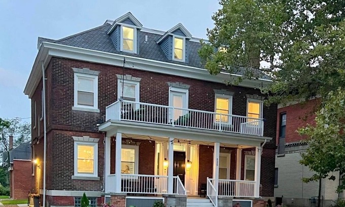 Downtown Niagara Falls House | Spacious 7-bedroom modern house walk to Niagara Falls
