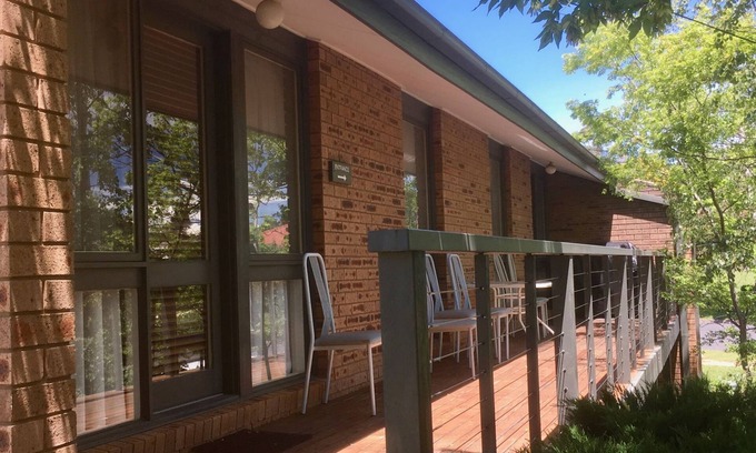 Jindabyne House | Spacious accommodation in centre of town, ideal large group reunion