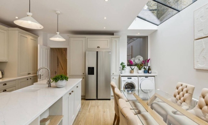 Chiswick Riverside House | Spacious and stylish London house near river and Park free parking