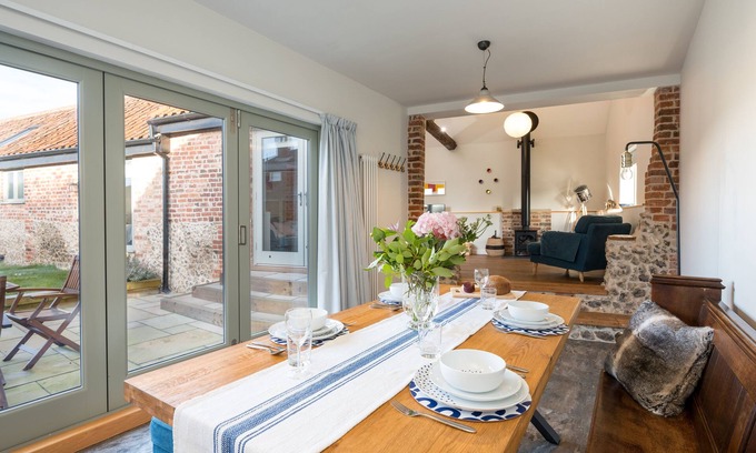 Runham House | Spacious barn, seals, seaside walks and Broads National Park