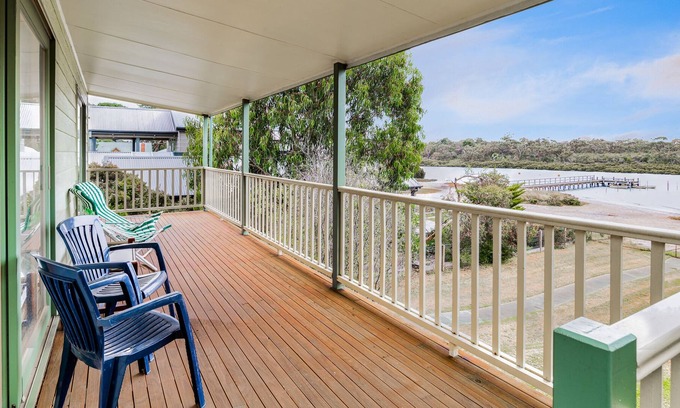 Warneet House | Spacious Beach house with Estuary Views with kayaks