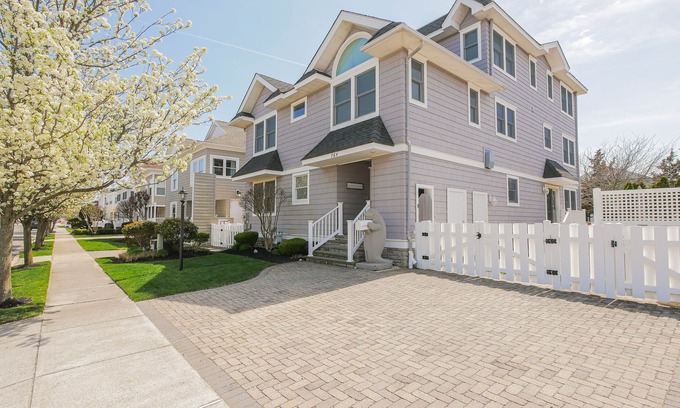 Avalon House | Spacious Custom Home: everything Avalon offers: Beach, Pool, Tennis, Hot Tub!