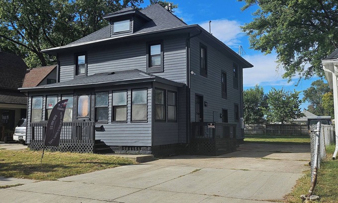 Des Moines House | Spacious Duplex by Fairgrounds & Downtown/Fire Pit