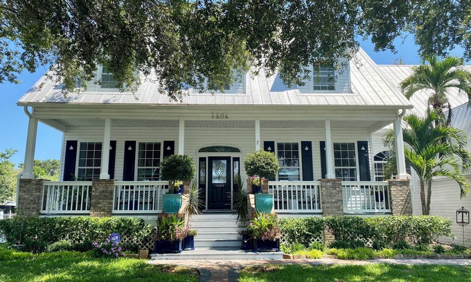 Palmetto House | Spacious Gulf Coast mini resort with heated swimming pool, kayaks, paddleboards.