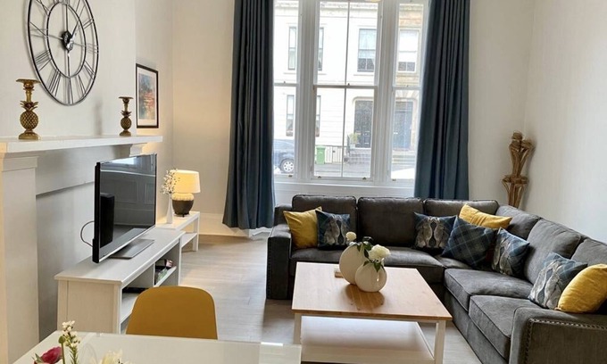 Glasgow Westend Apartment | Spacious, high ceiling, 2Bed City apartment with Free parking & super fast Wi-Fi