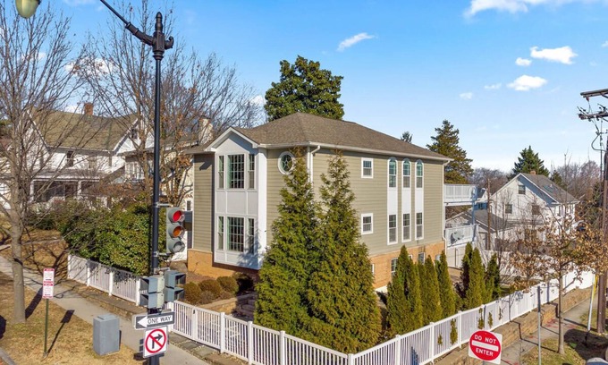 Woodley Park House | Spacious Home for Gathering with Private Parking Business or Family Retreat!