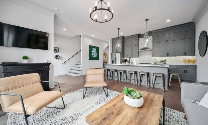 Eastwood House | Spacious Luxe Nash Home 🌟4BR Sleep 12🌟Theatre Room💥