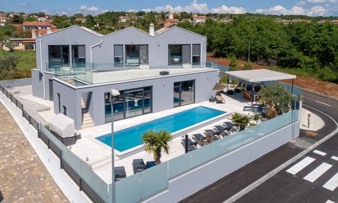 Labinci Villa | Spacious luxury villa with a private swimming pool, 5 bedrooms, 10 km from Porec and the beach