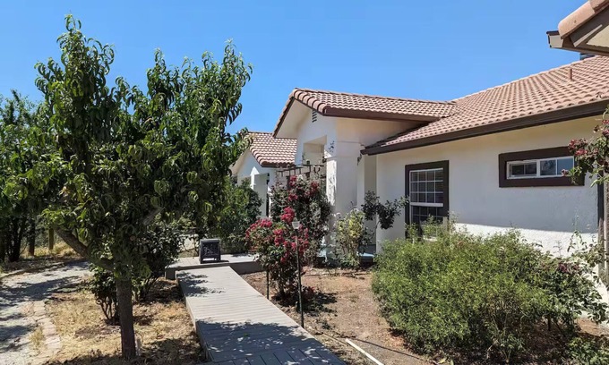 Squaw Valley House | Spacious Modern Vacation Home near Kings Canyon N.P. EV Charging Fast Wifi.
