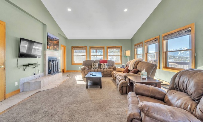 Dillon House | Spacious Mountain House, with 2 Car Heated Garage