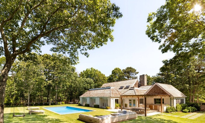 East Hampton House | Spacious Open Floor Plan on 1.5 Acresnn