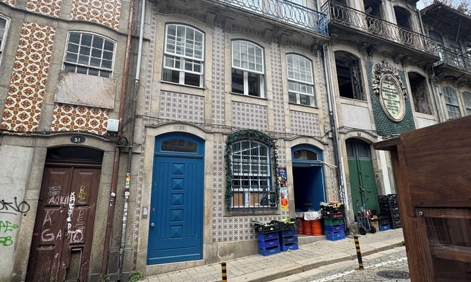 Centro / Baixa Apartment | Spacious studio with WiFi, a king size bed, and a murphy bed in vibrant Porto