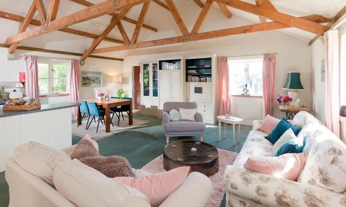 Swallowcliffe House | Spacious Swallow Cottage