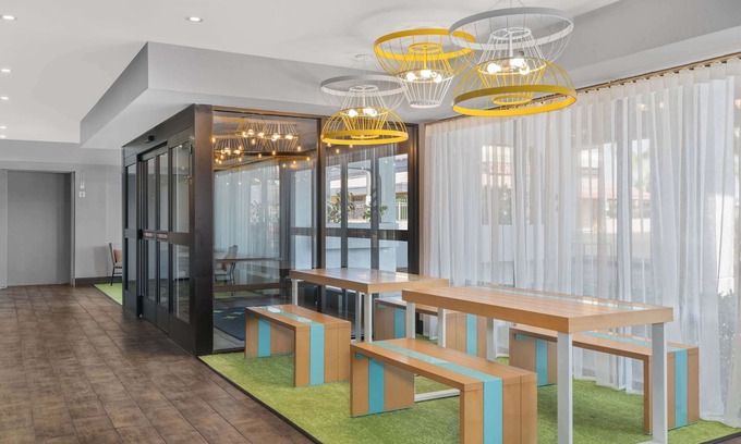 Oleander - Sunset Hotel | Spark by Hilton Bakersfield Central