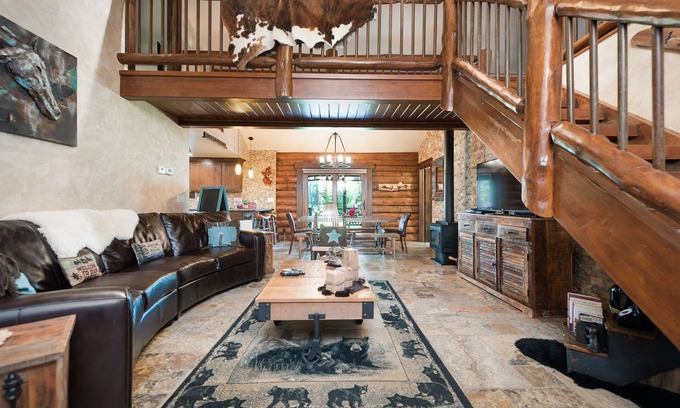 Manhattan Cabin | SPECIAL RATES Pet Friendly Log Cabin, Sleeps 8, Hot Tub, Fishing & Skiing Galore