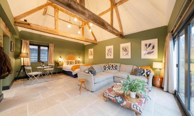 Abbots Salford House | Spinney - a unique open plan barn, with private garden