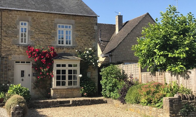 Bourton Cottage | SPRING COTTAGE Family and Pet Friendly Cosy Cottage in the heart of the Village