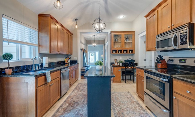 McFerrin Park House | Spring Discounts!FAB HOT TUB~Big Yard ~1M to TOPGOLF & BROADWAY ~1.5 MI- Stadium