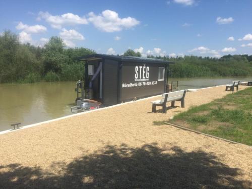 Tiszaorveny Boat Rental | Stég Úszóházak