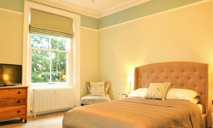St Albans House | St. Alban (Standard King Room with Shower En-suite and Cathedral View)