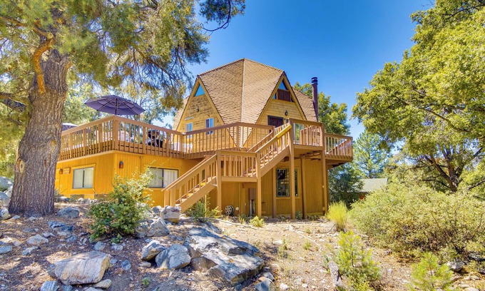 Pine Mountain Club Cabin | 'Star House' Unique Home w/360 Mountain Views!