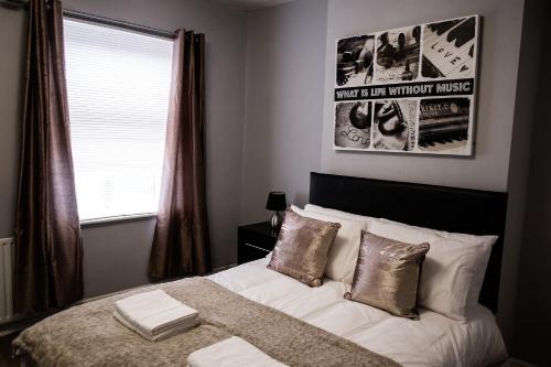 Burslem House | Stay Comfortable- Close to City Centre- Sleeps up to 8