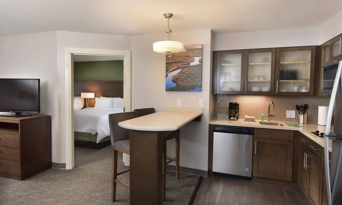 Lake Delton Hotel | Staybridge Suites Wisconsin Dells - Lake Delton by IHG