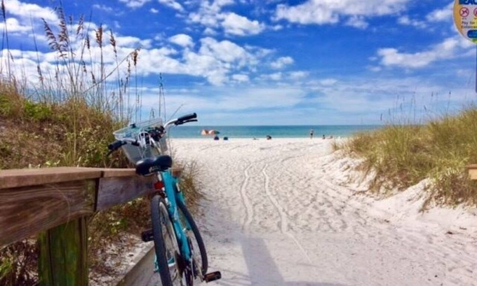 Pass-a-Grille Cottage | Steps 2 Beach-Island Cottage w/king bd+2bike+parking