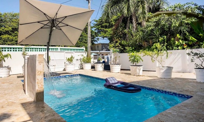 Cerro Gordo House | Steps from Beach, private pool and Wifi