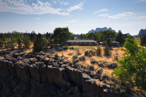 Terrebonne House | Steps from Smith Rock in Prime Location