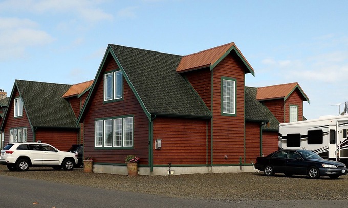 Ocean Shores Cottage | Steps From The Beach & Pet Friendly- NO MINIMUM STAY!