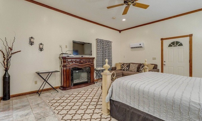 Norman Apartment | Sterling Suite at Whispering Pines Inn