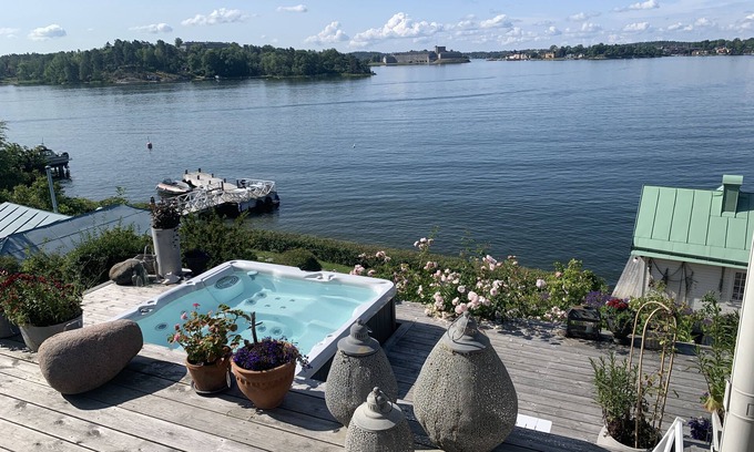 Vaxholm House | Stockholm.fantastic lakeside plot with sauna and Jacuzzi for 10 people