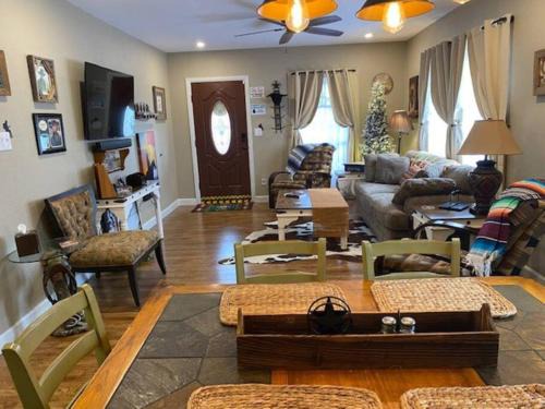 Fort Worth House | StockYards!-1 block away ! Cowboy Cottage sleeps 9