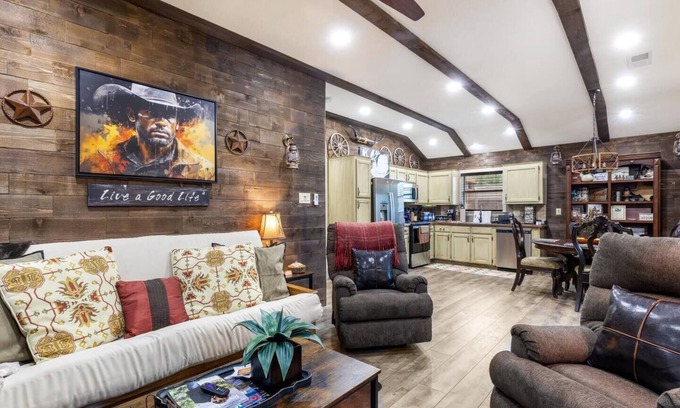 Fort Worth House | Stockyards 5 mins!-New!-Sleeps 8. Cowboy Bungalow, TCU close by