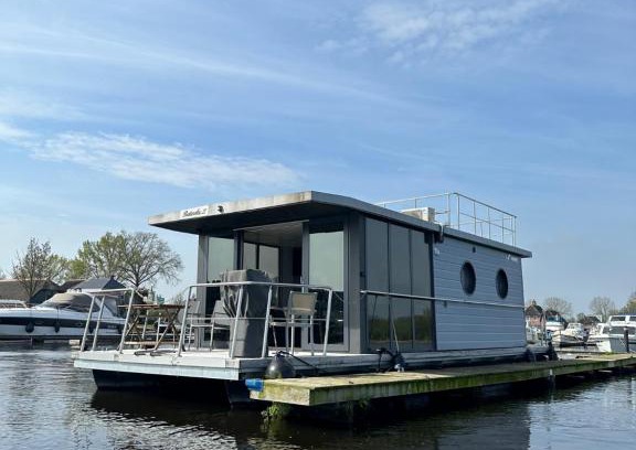 Belt-Schutsloot Boat Rental | Stoere HOUSEBOAT op toplocatie!
