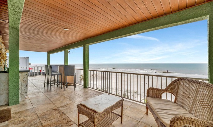 Independence Square Hotel | Stones Throw Beachfront Luxury Suites