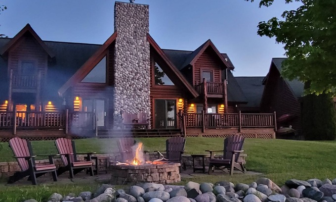 Cheboygan Cabin | Straits of Mackinac Log Lodge - Mackinaw City - SLEEPS 8 MAXIMUM