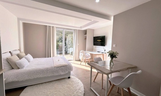 Castelnau-d'Estretefonds Apartment | Studio-Comfort-Ensuite with Bath-Terrace