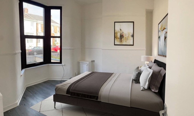 Kirkby Other | Stunning 6-Bedroom House in Liverpool's Desirable L9 Area - ideal for groups