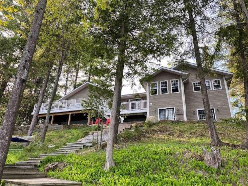 Huntsville House | Stunning All-Seasons Muskoka Lakefront Cottage