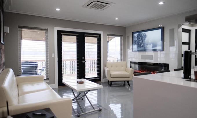 Haslett Apartment | Stunning exec spa retreat w/panoramic lake views!