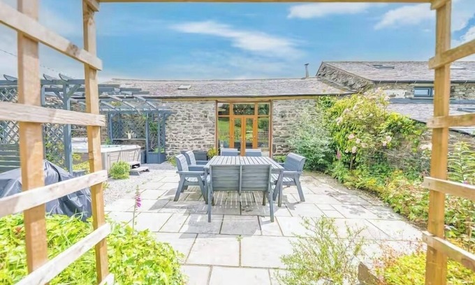 Bretherdale House | Stunning Holiday Cottage sleeps 8 with a hottub