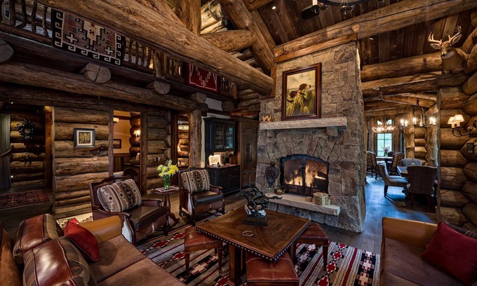 Vail House | Stunning Luzury Log Home, Cinema, Hot Tub, BBQ, Game Room, Free Solaris Garage!