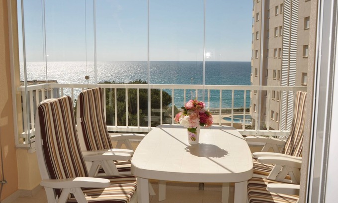 Calpe Apartment | Stunning sea views from your living room + Parking + WiFi + TV all included Fransat