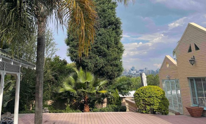 Greater Johannesburg Metropolitan Area Apartment | Stunning stay in Sandton - back up power & view